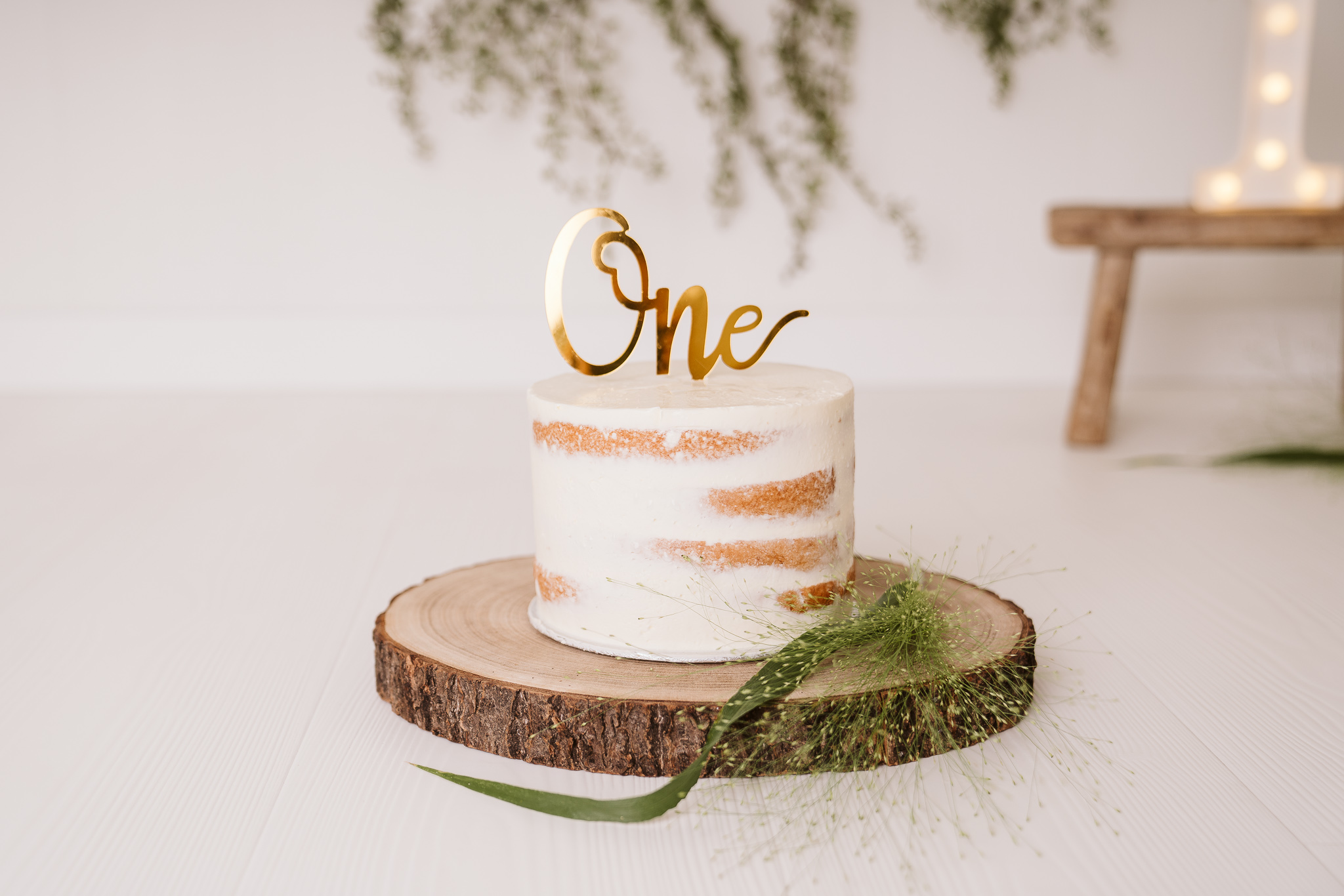 Jongetje die zijn eerste verjaardag viert met taart