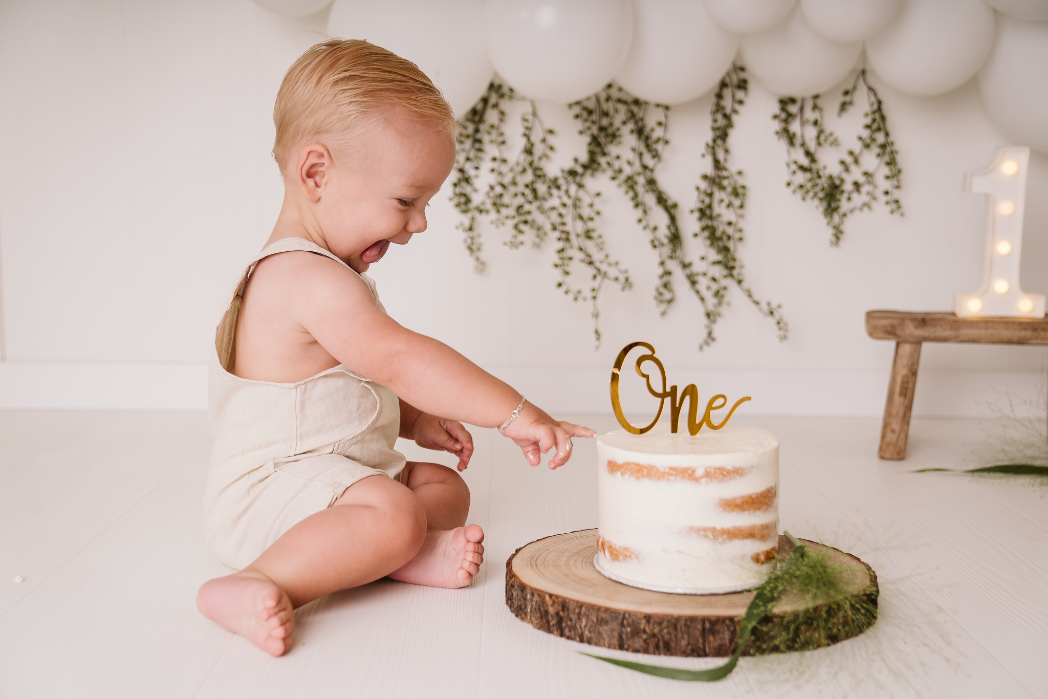 Jongetje die zijn eerste verjaardag viert met taart