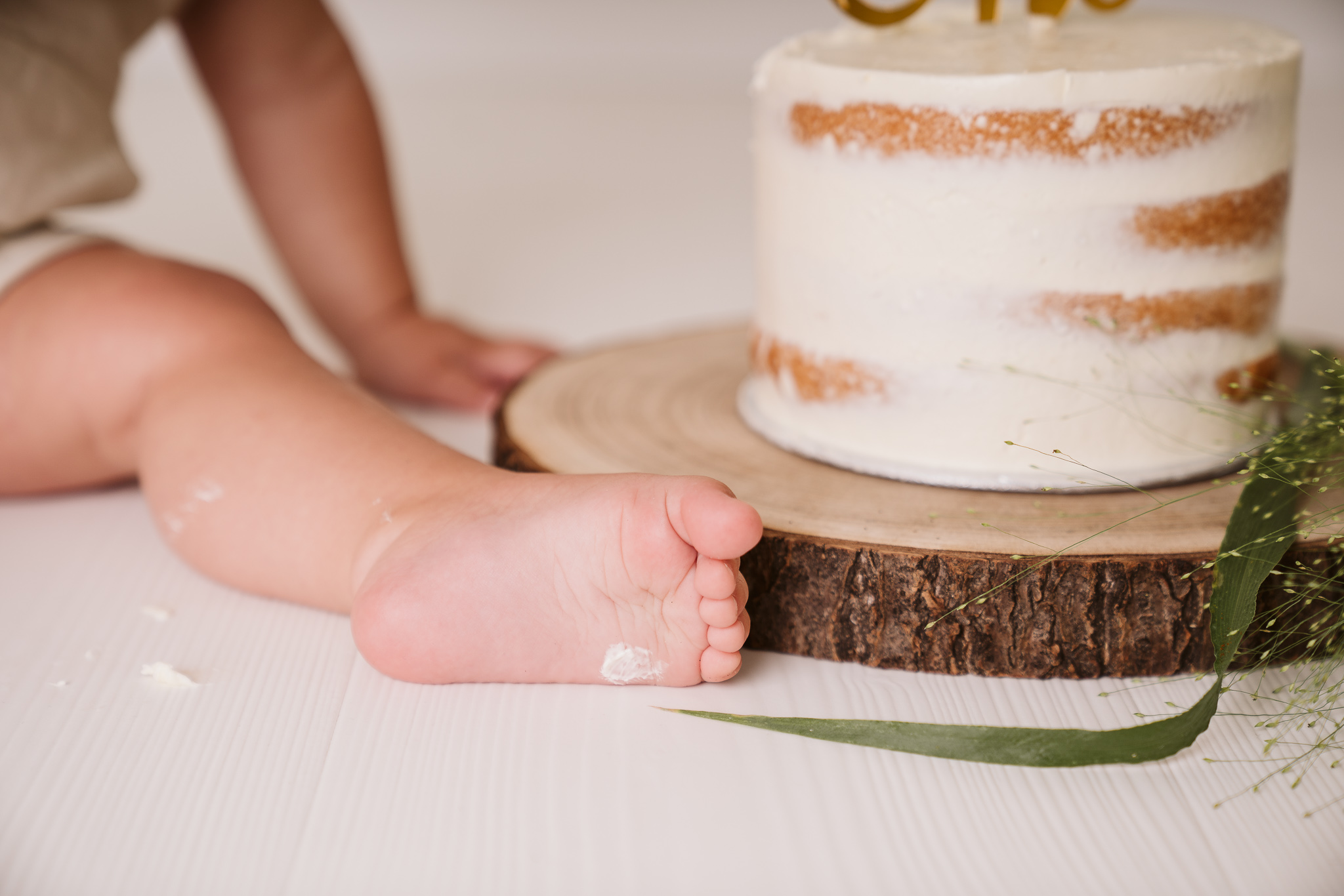 Jongetje die zijn eerste verjaardag viert met taart