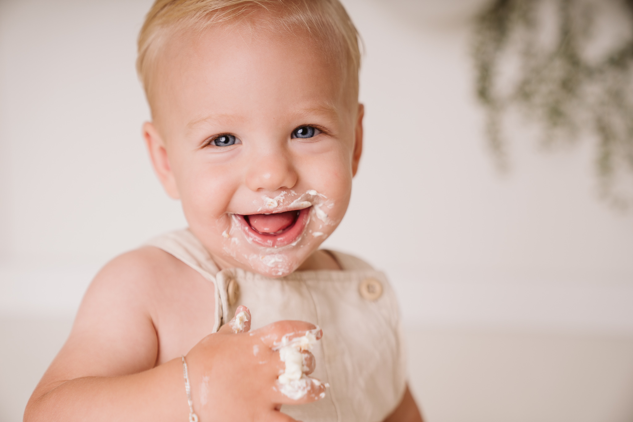 Jongetje die zijn eerste verjaardag viert met taart