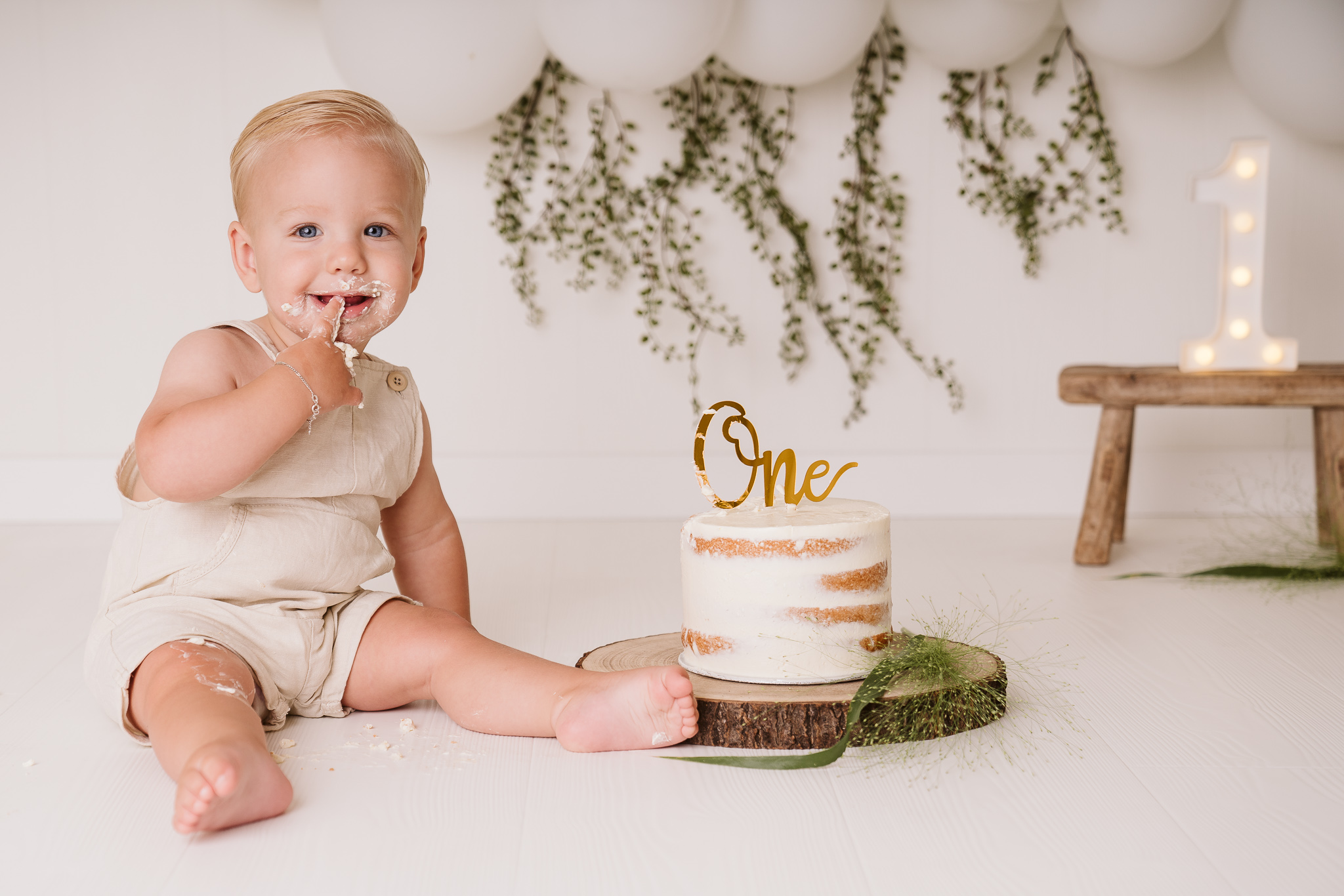 Jongetje die zijn eerste verjaardag viert met taart