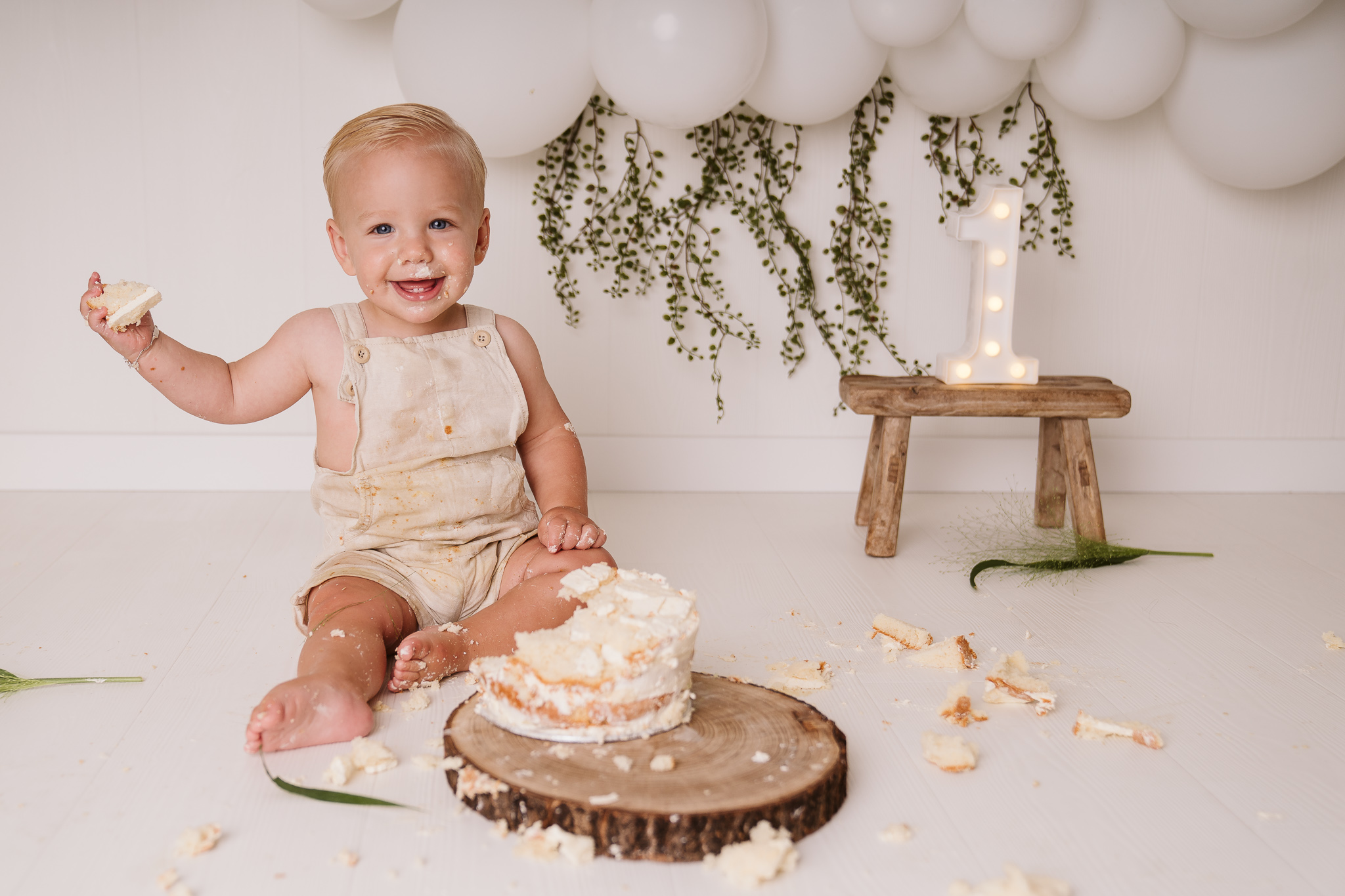 Jongetje die zijn eerste verjaardag viert met taart