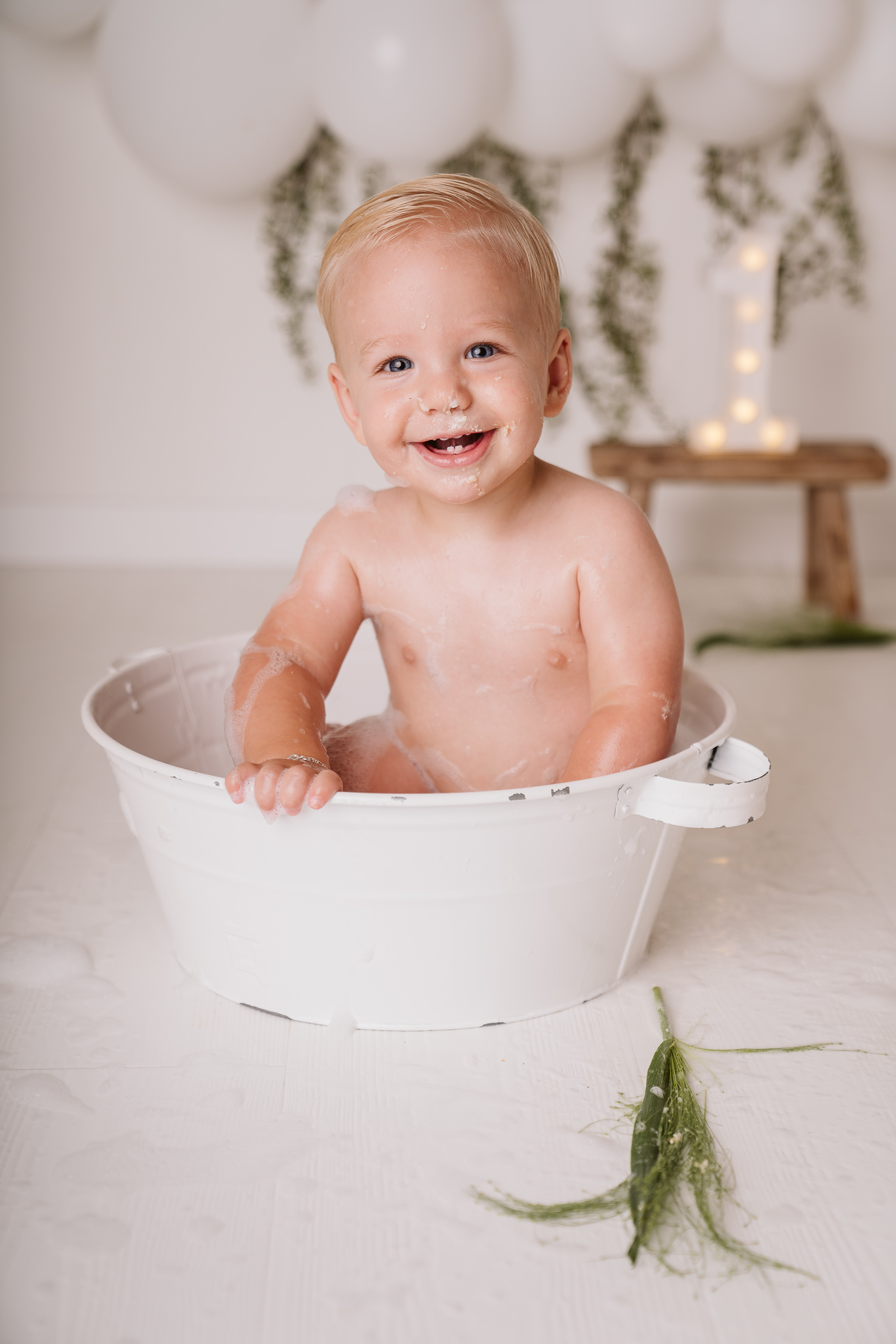 Jongetje die zijn eerste verjaardag viert met taart