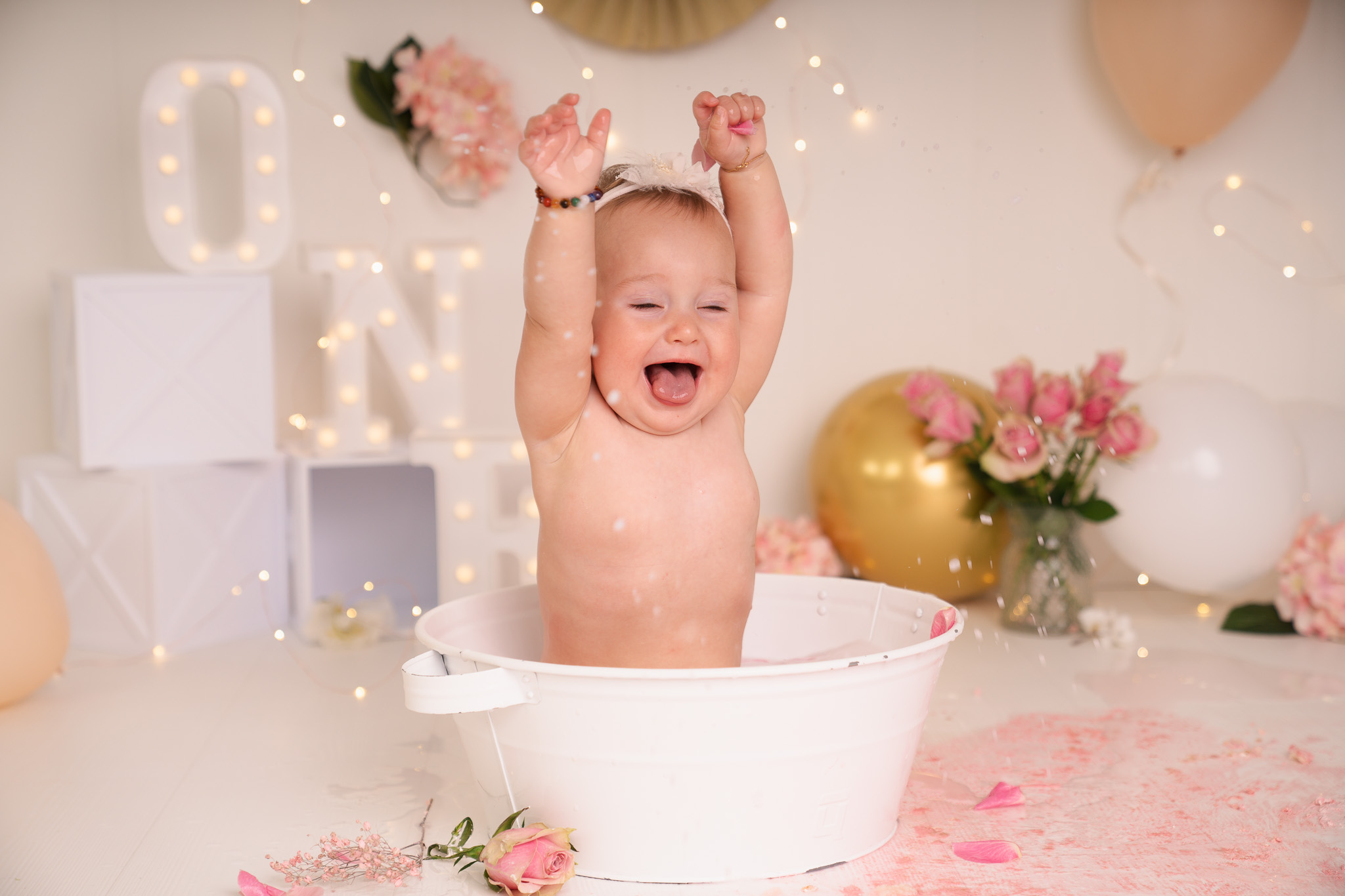 Fotoshoot voor eerste verjaardag met badje in de studio