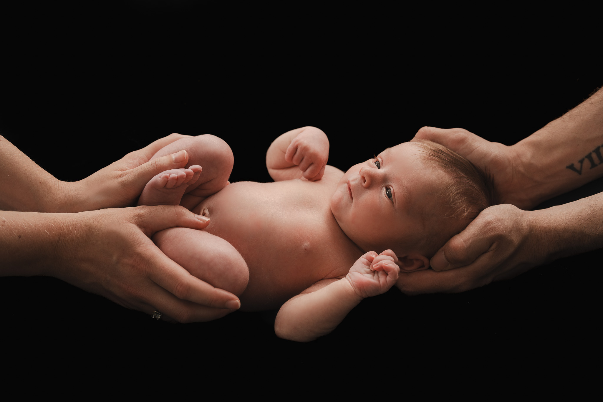 Pasgeboren baby met zwarte achtergrond