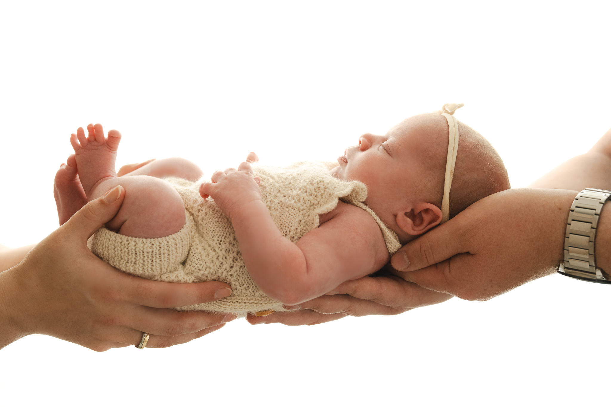 Pasgeboren baby in handen