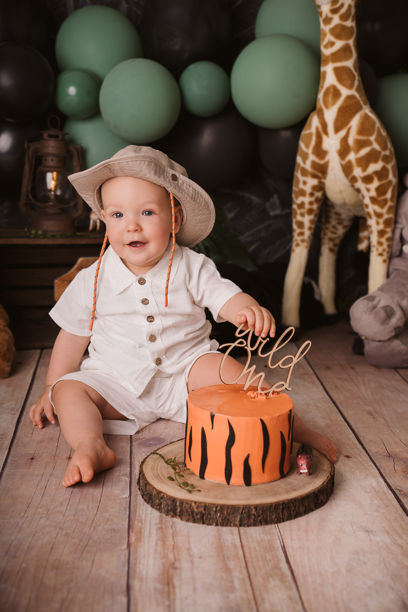 Fotoshoot voor eerste verjaardag met taart in de studio