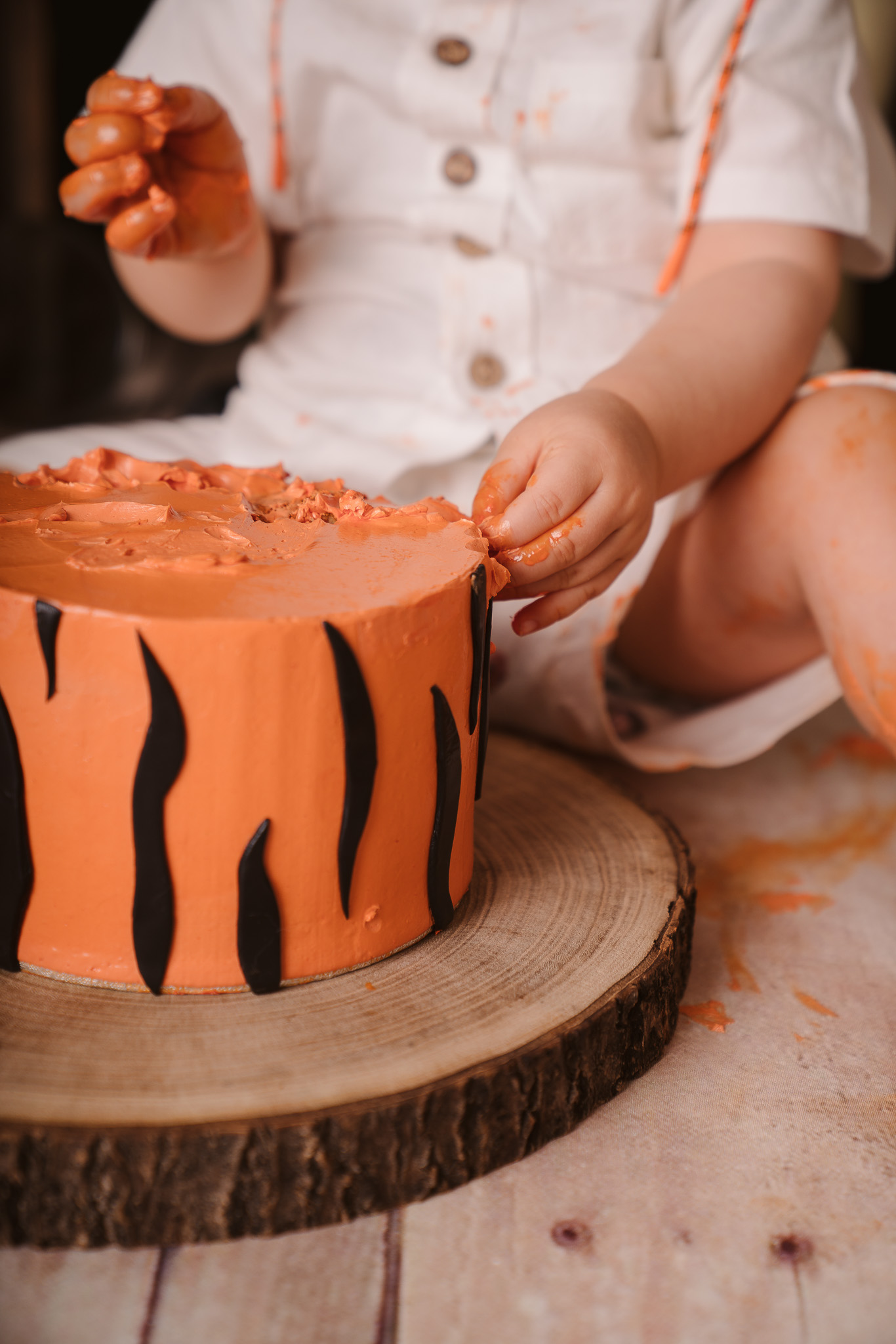 Fotoshoot voor eerste verjaardag met taart in de studio