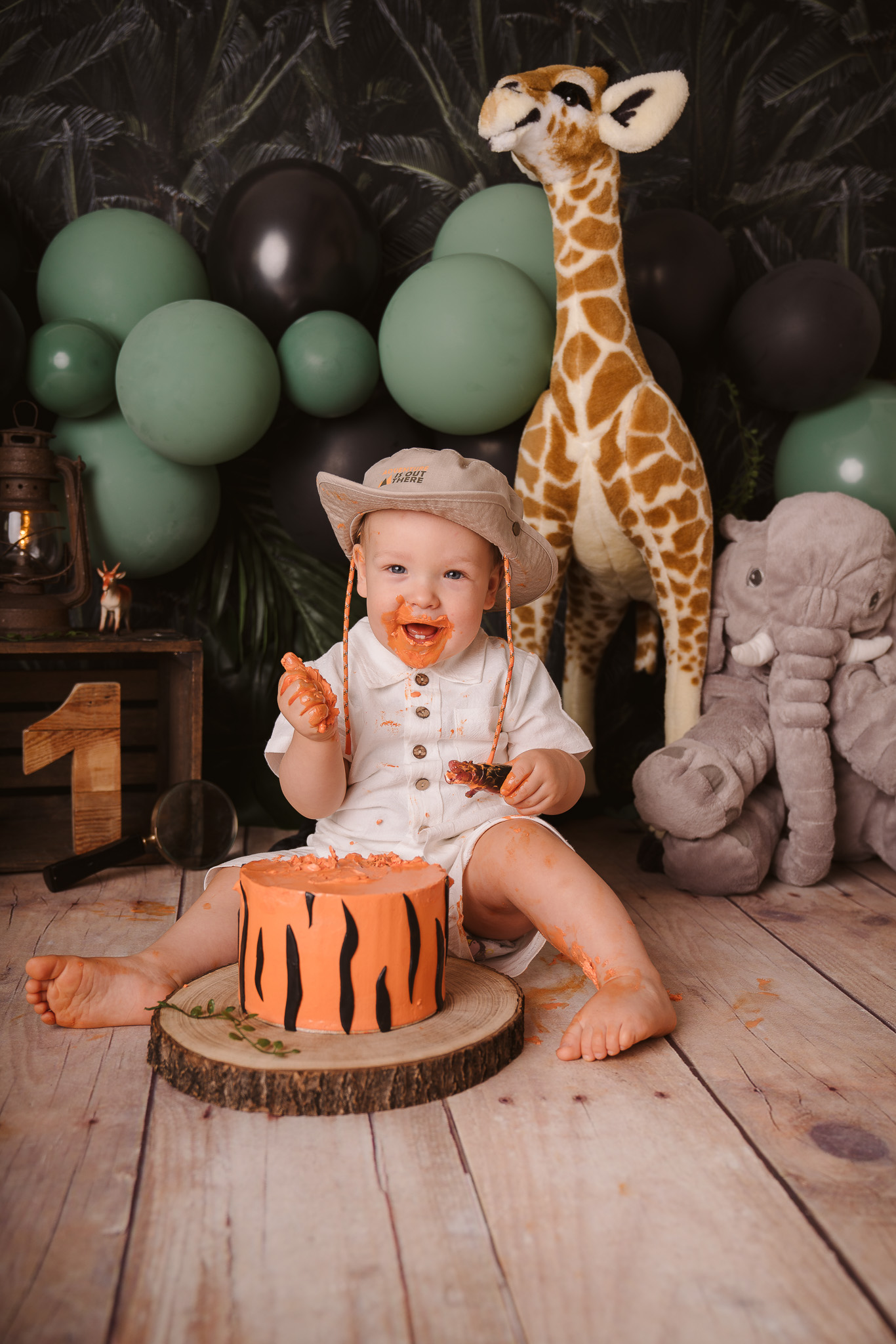 Fotoshoot voor eerste verjaardag met taart in de studio