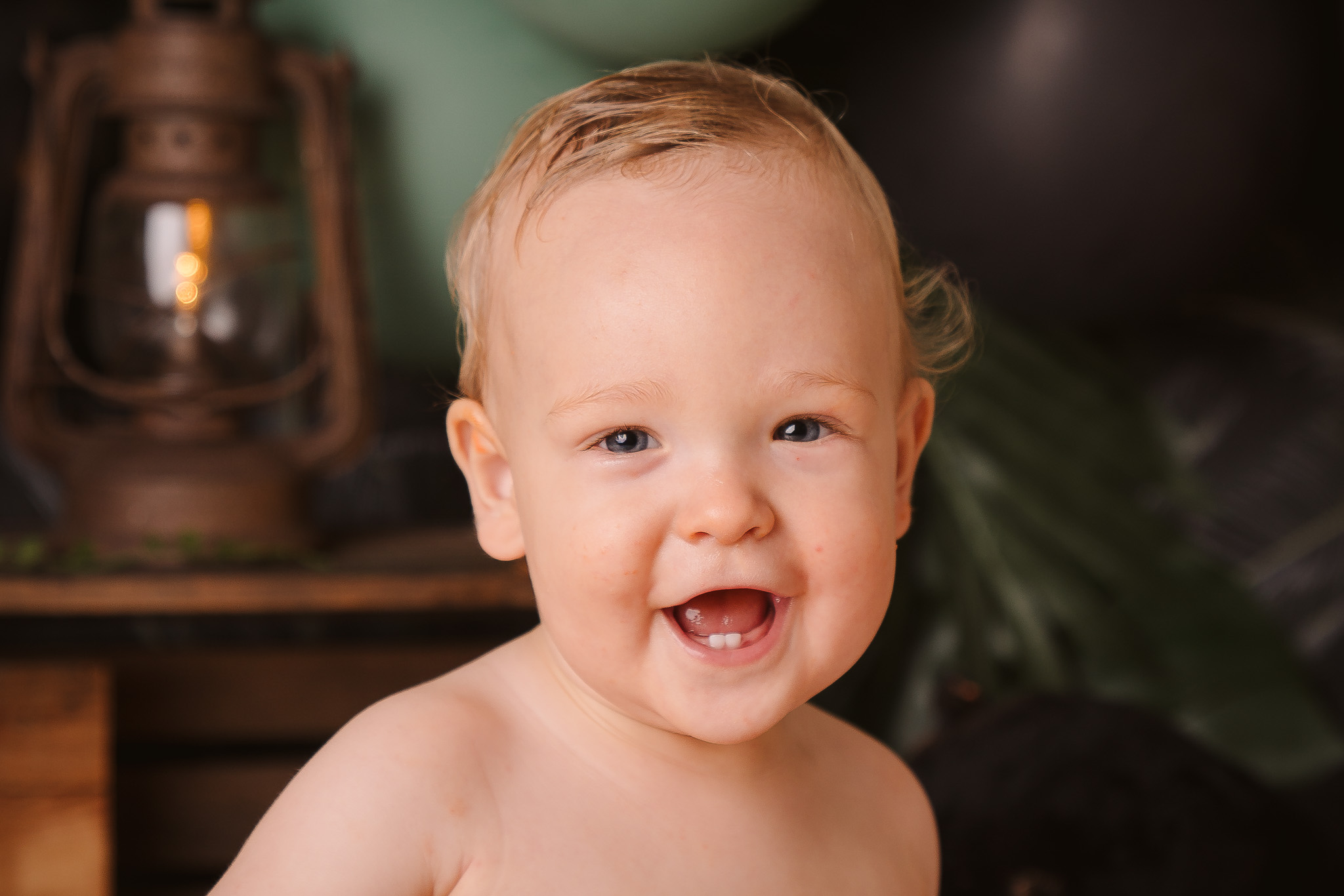 Fotoshoot voor eerste verjaardag met taart in de studio