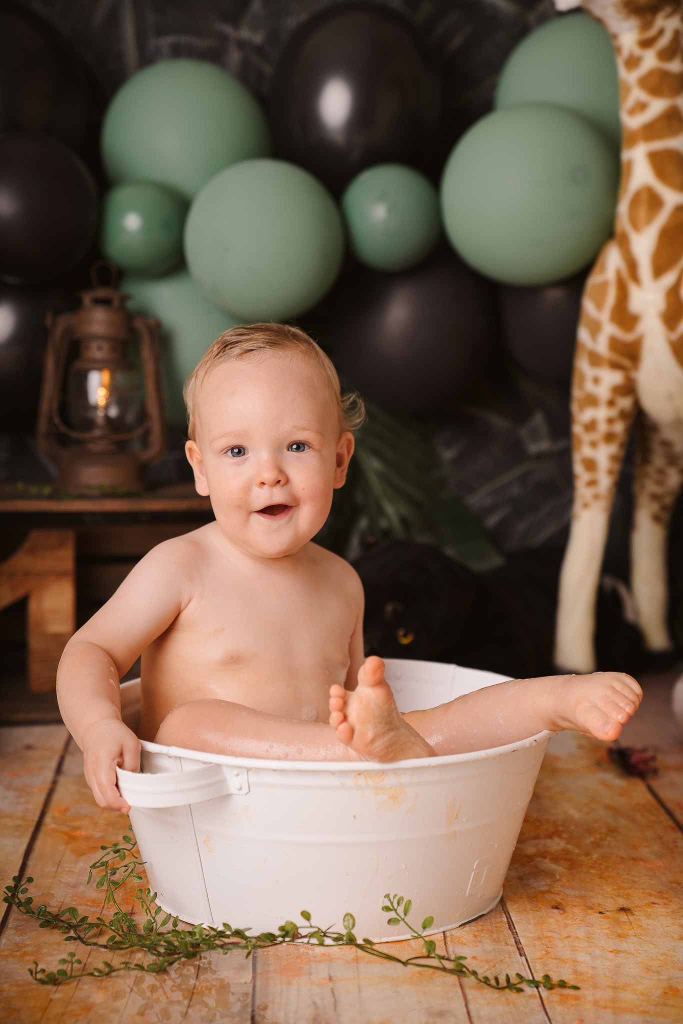 Fotoshoot voor eerste verjaardag met taart in de studio