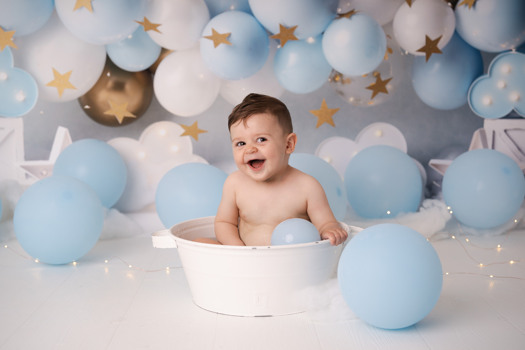 Fotoshoot voor eerste verjaardag met badje in de studio