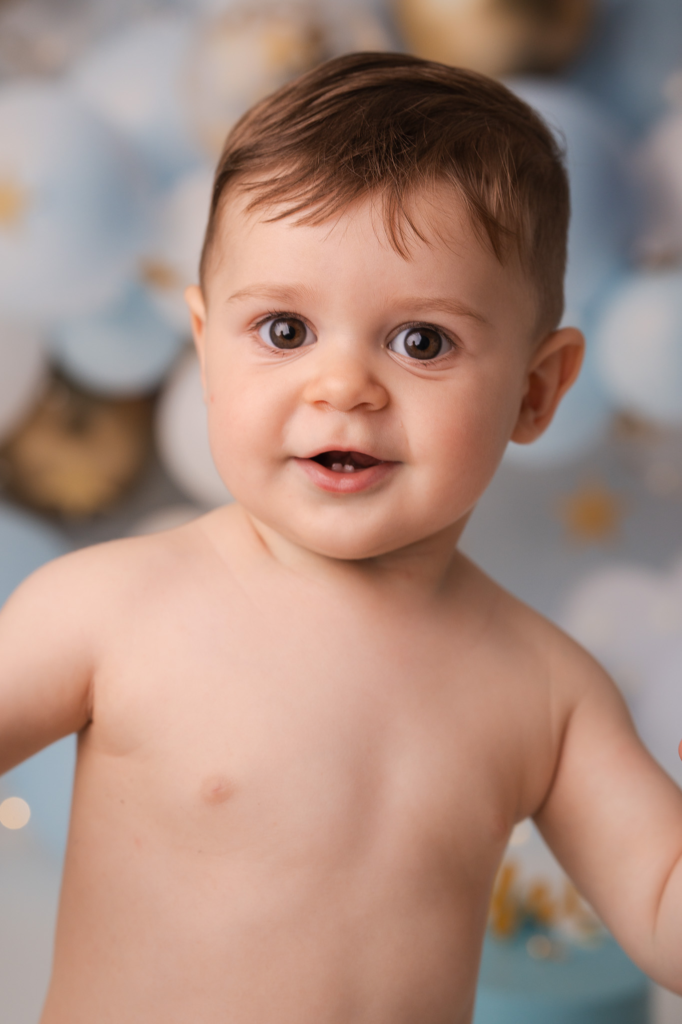 Fotoshoot voor eerste verjaardag met taart in de studio
