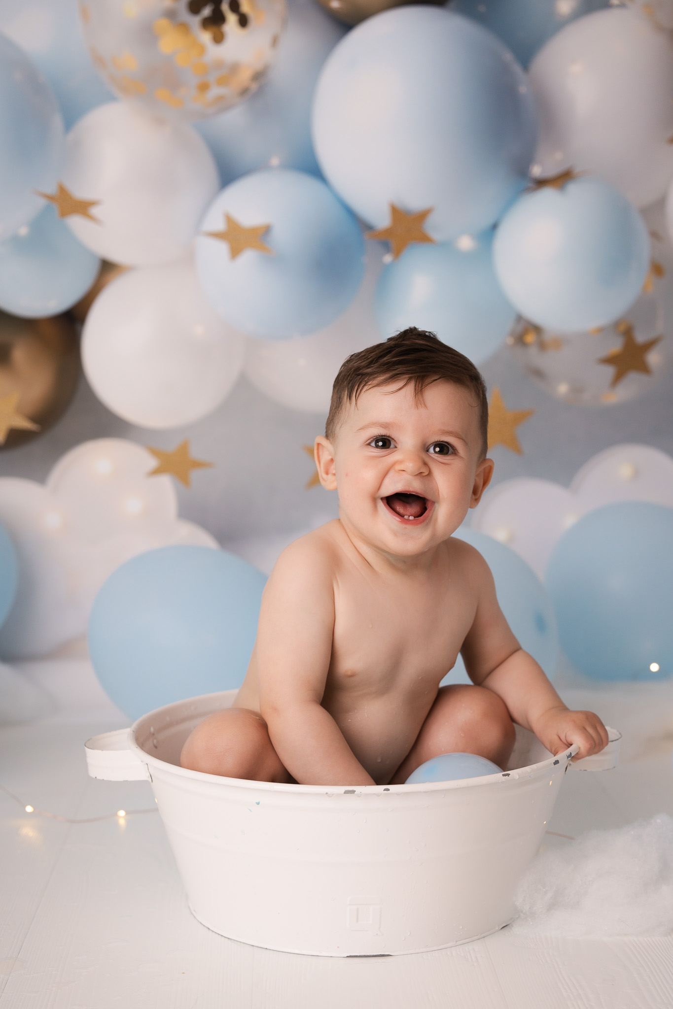 Fotoshoot voor eerste verjaardag met taart in de studio