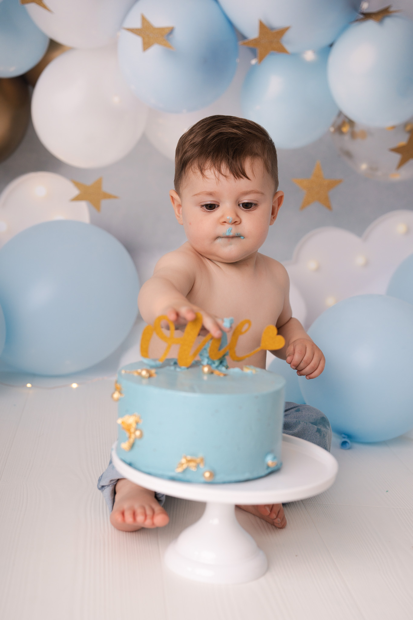 Fotoshoot voor eerste verjaardag met taart in de studio