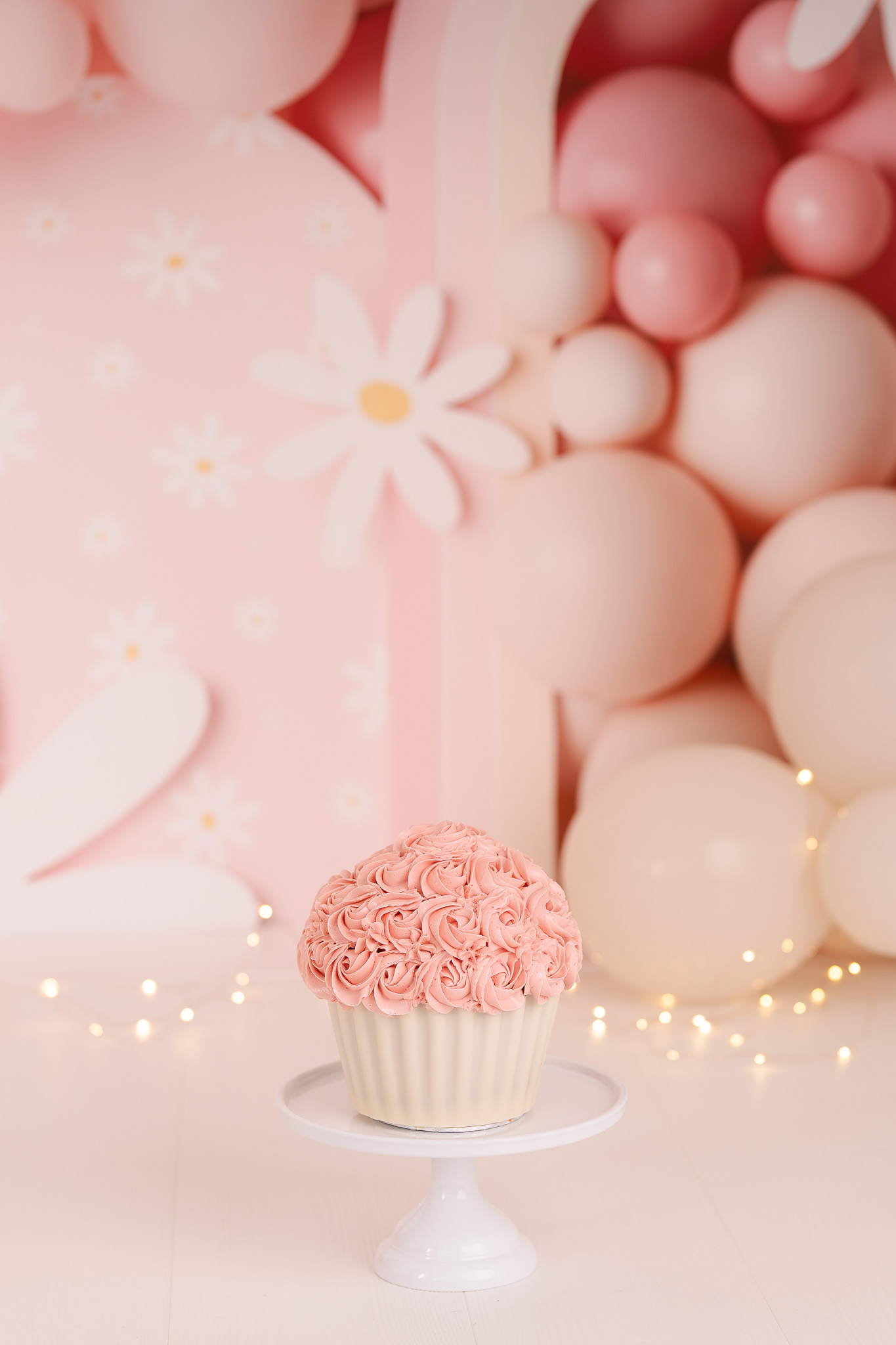 Fotoshoot voor eerste verjaardag met taart in de studio