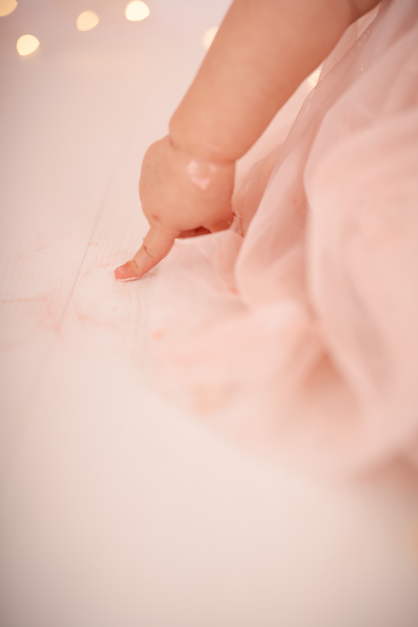 Fotoshoot voor eerste verjaardag met taart in de studio