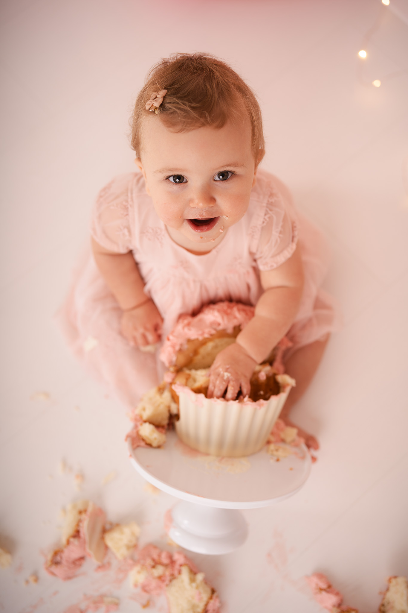 Fotoshoot voor eerste verjaardag met taart in de studio