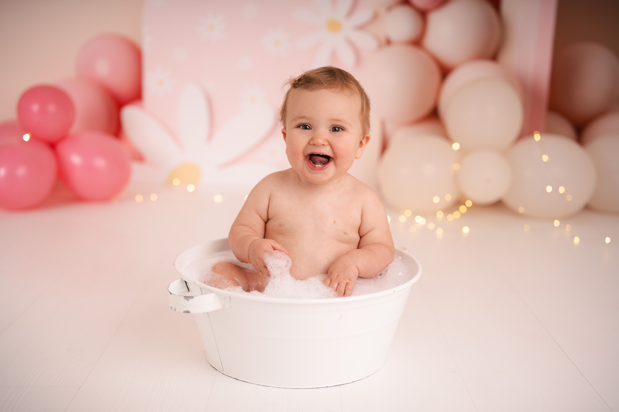 Fotoshoot voor eerste verjaardag met taart in de studio