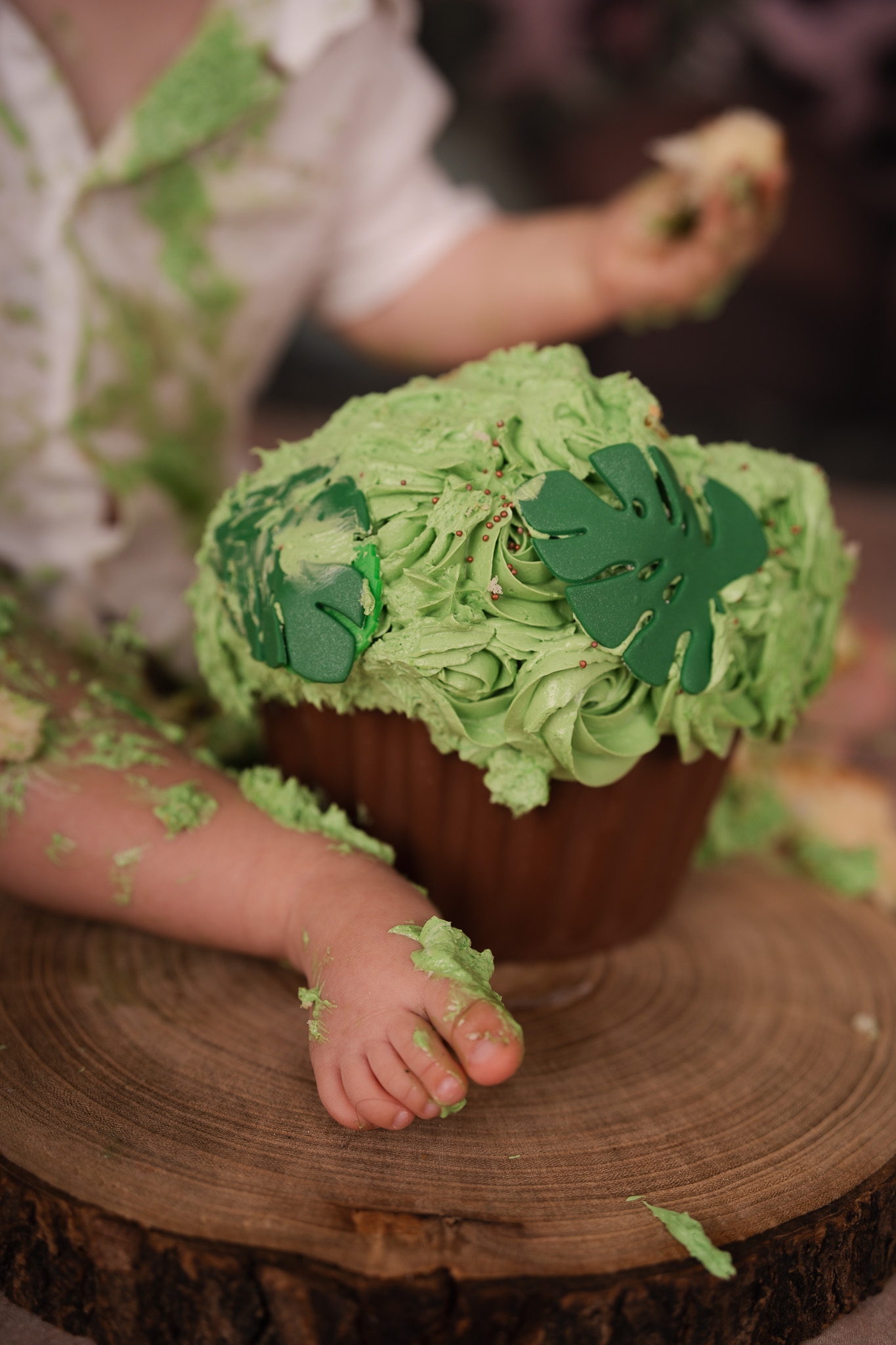 Fotoshoot voor eerste verjaardag met taart in de studio