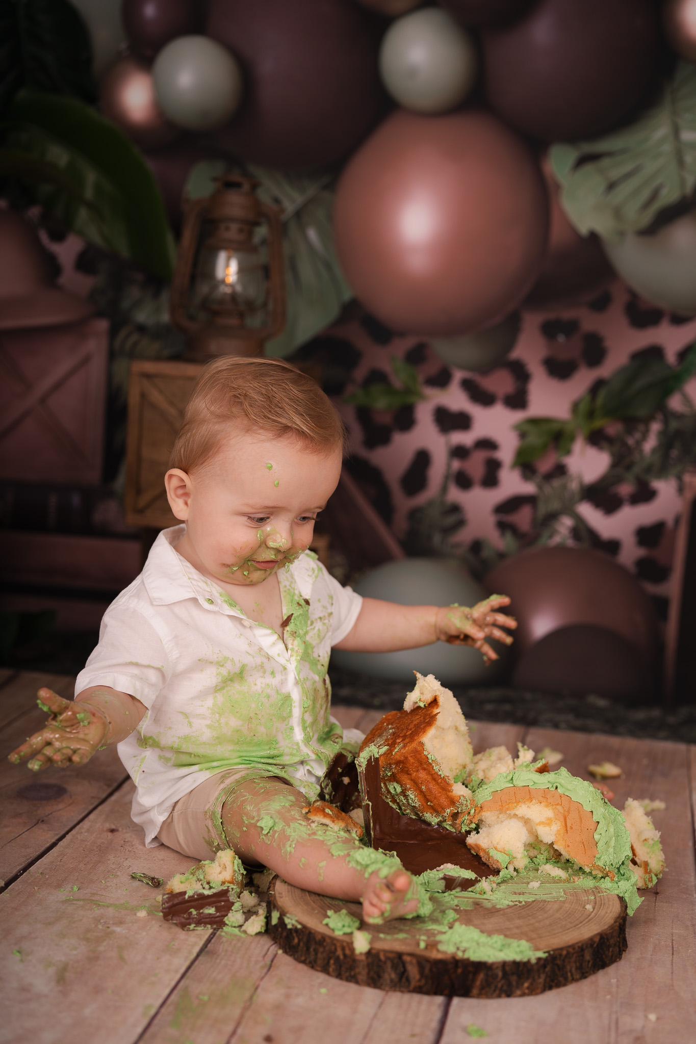 Fotoshoot voor eerste verjaardag met taart in de studio