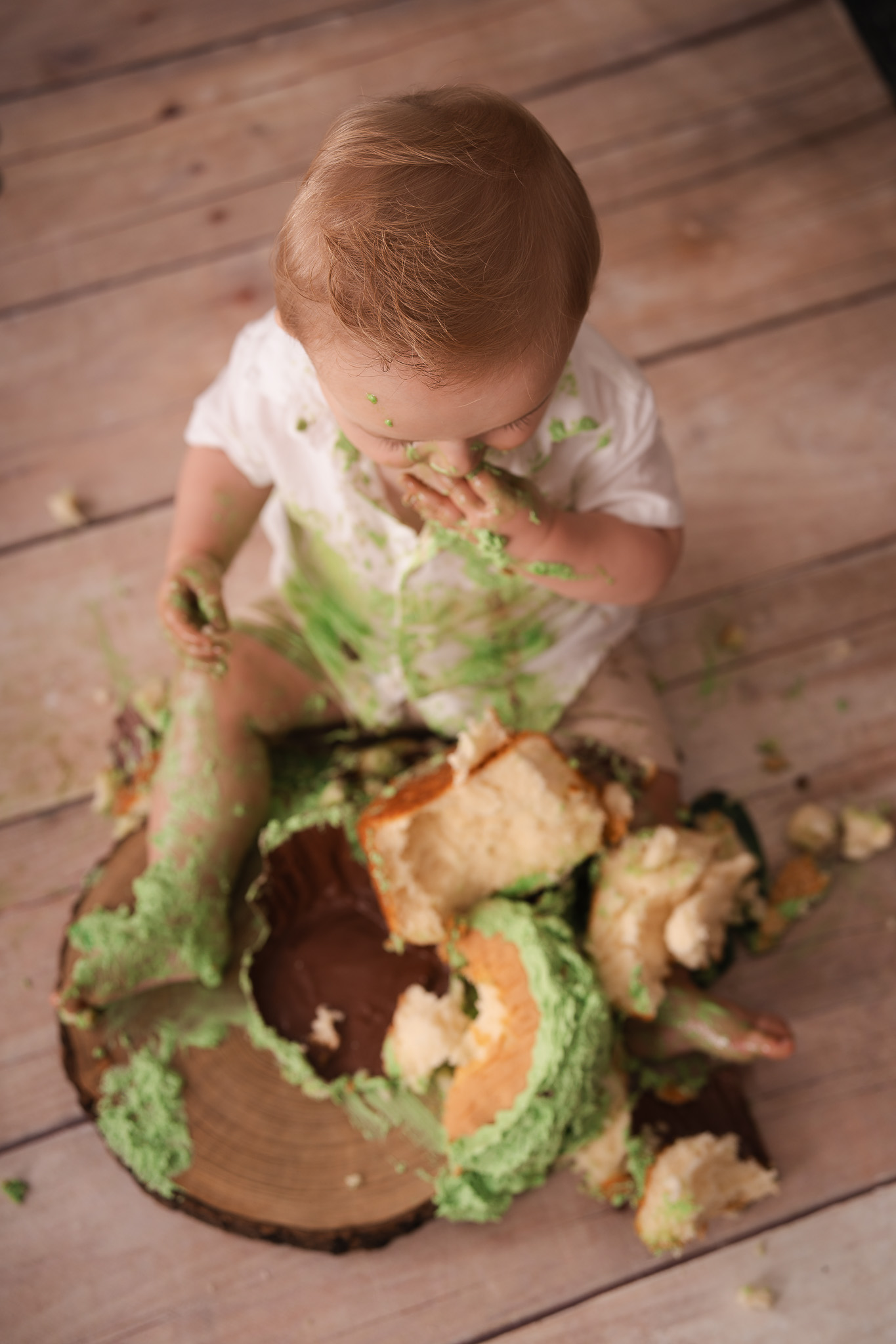 Fotoshoot voor eerste verjaardag met taart in de studio