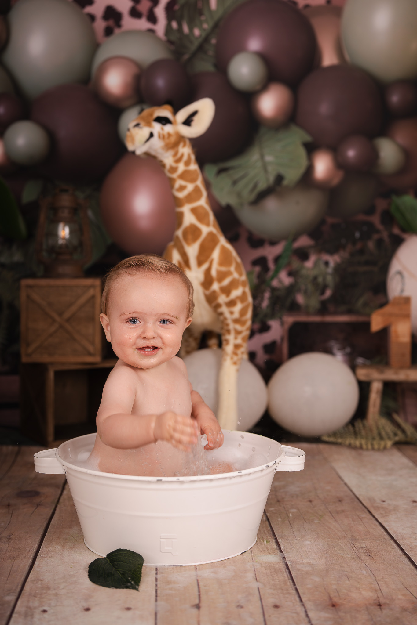 Fotoshoot voor eerste verjaardag met taart in de studio