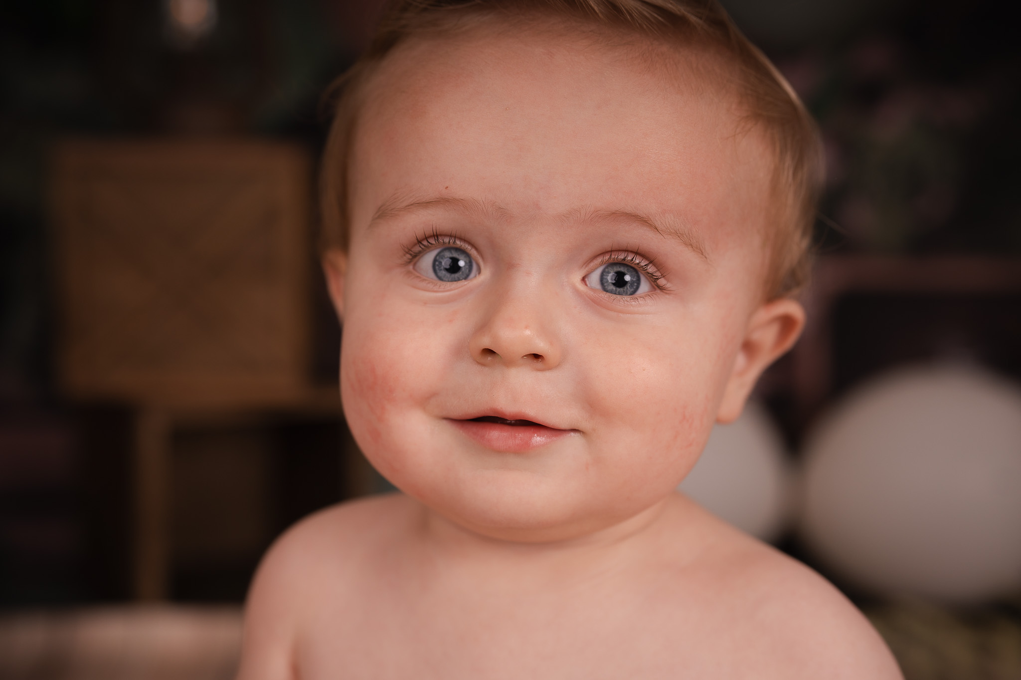 Fotoshoot voor eerste verjaardag met taart in de studio