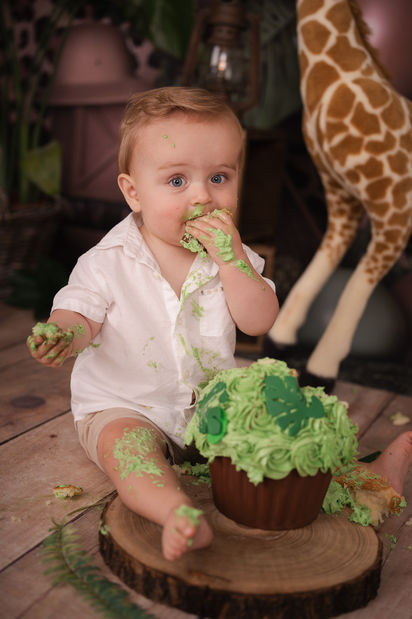 Fotoshoot voor eerste verjaardag met taart in de studio