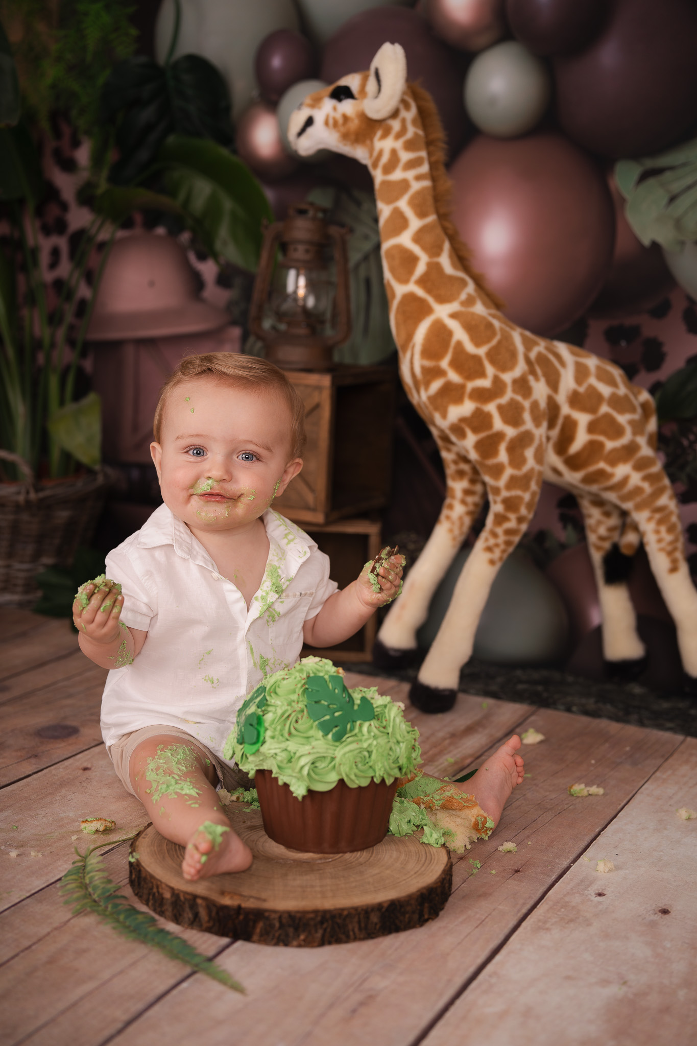 Fotoshoot voor eerste verjaardag met taart in de studio