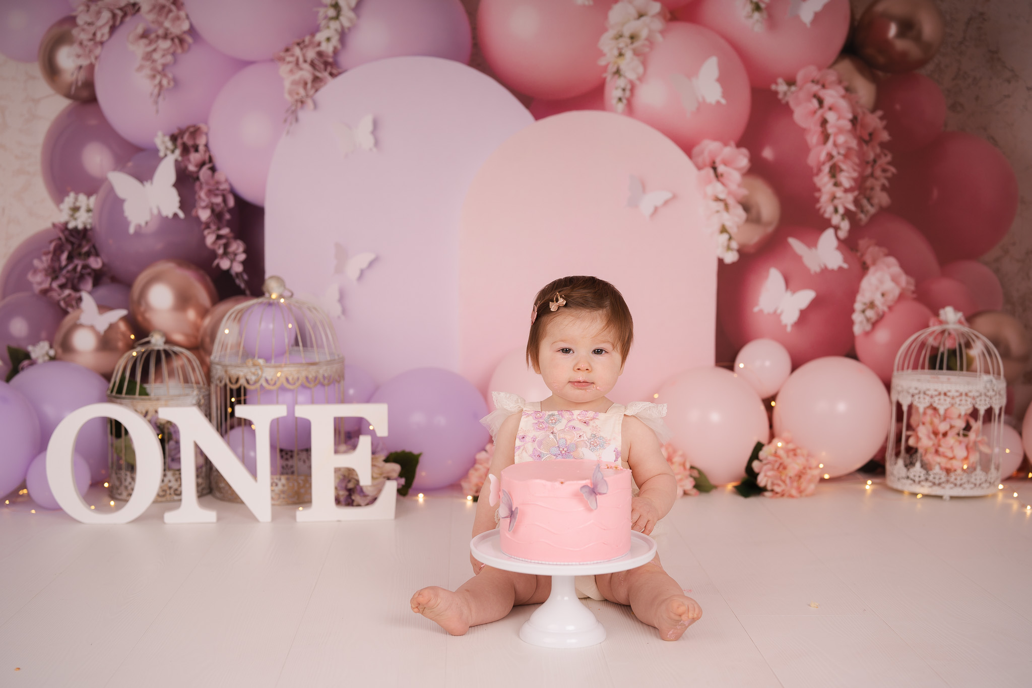 Fotoshoot voor eerste verjaardag met taart in de studio