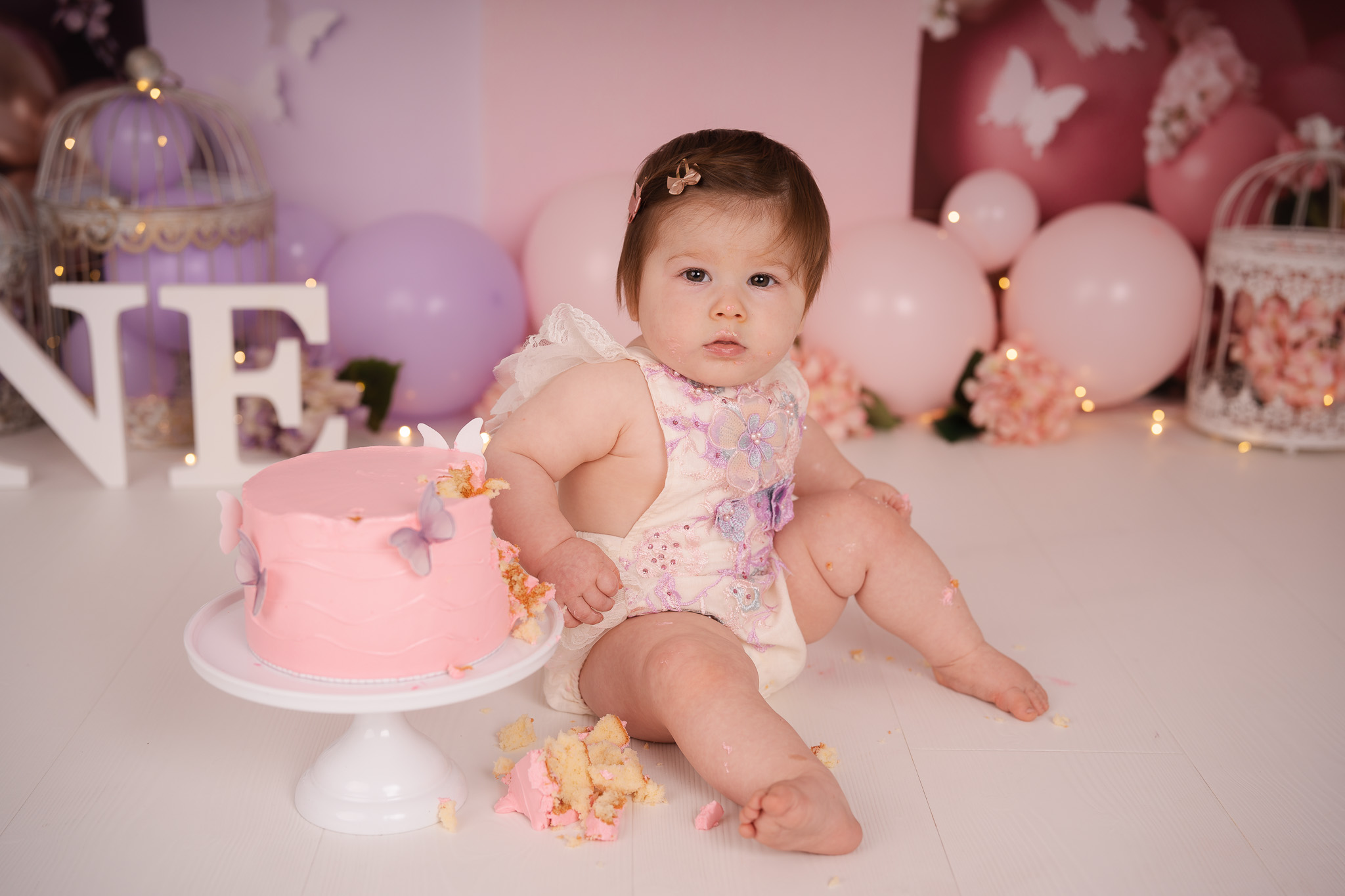 Fotoshoot voor eerste verjaardag met taart in de studio