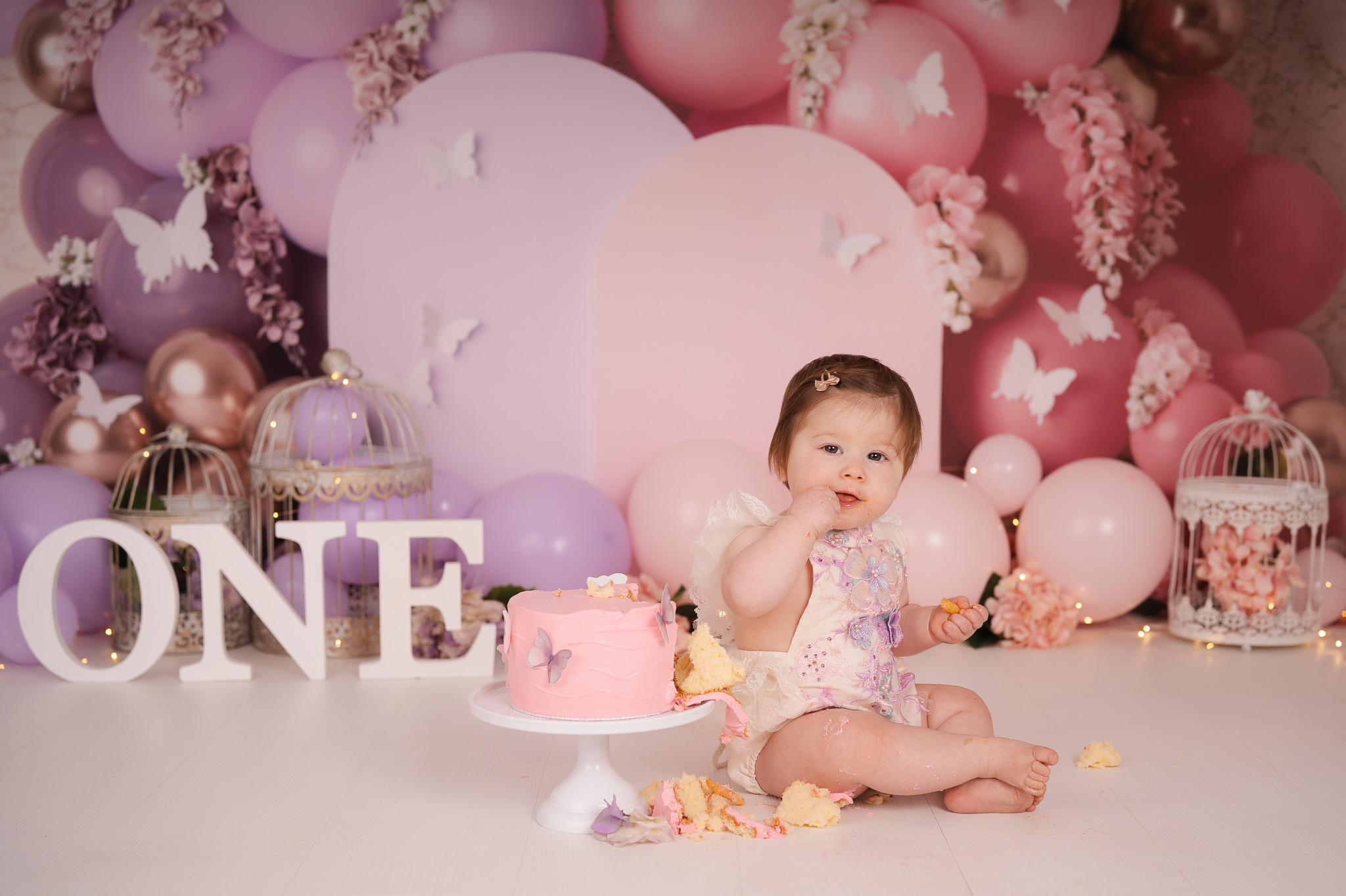 Fotoshoot voor eerste verjaardag met taart in de studio