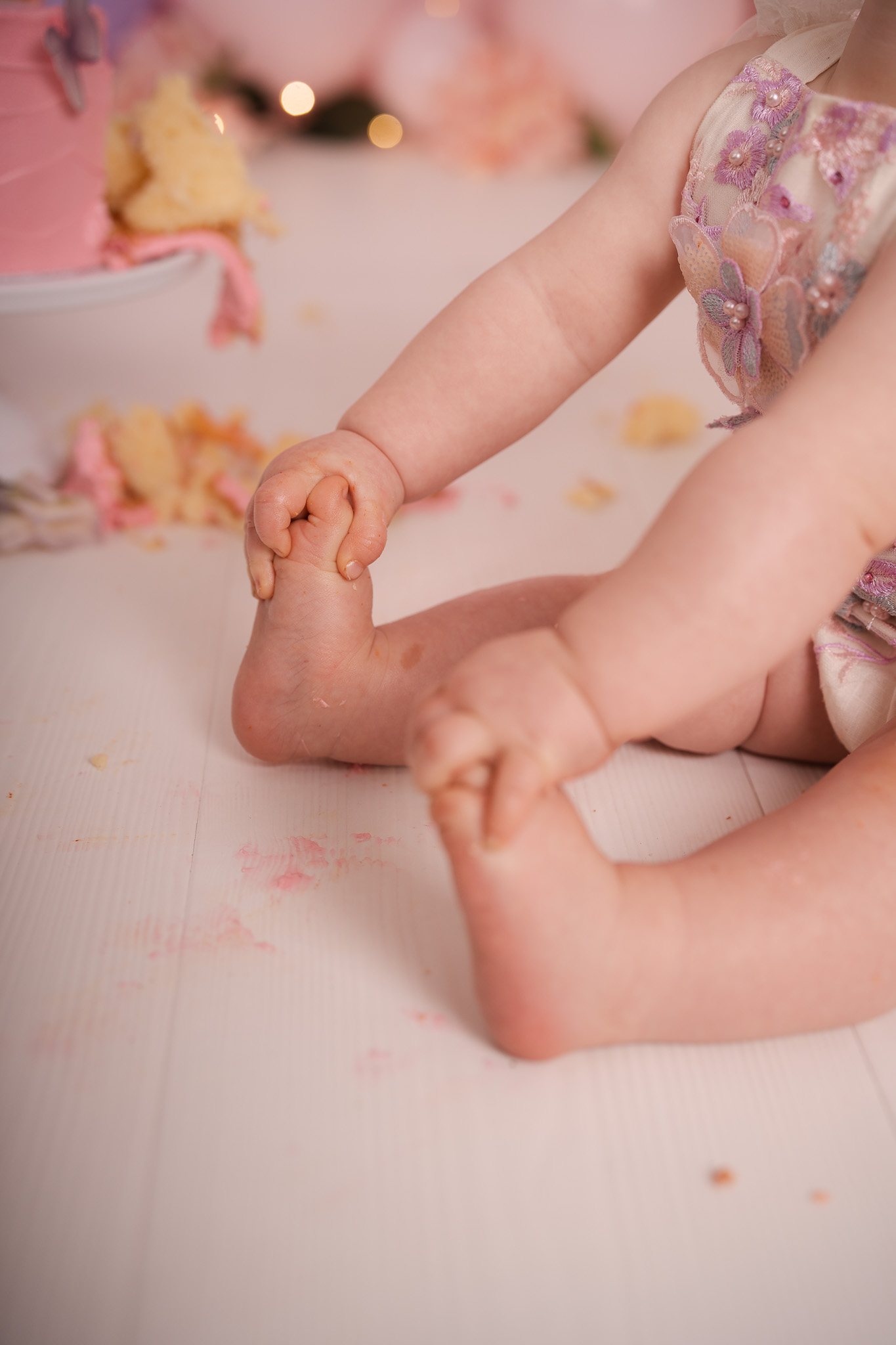 Fotoshoot voor eerste verjaardag met taart in de studio