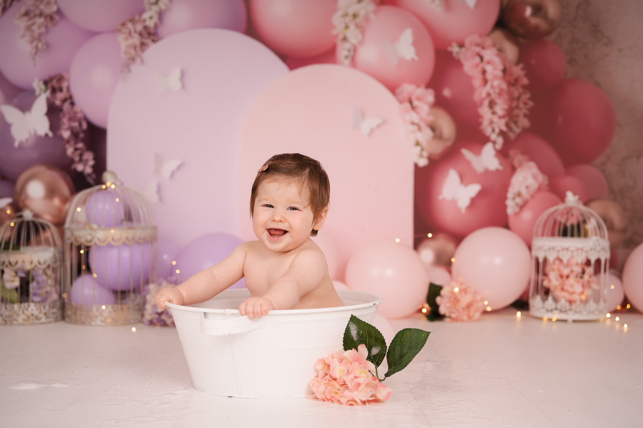 Fotoshoot voor eerste verjaardag met taart in de studio