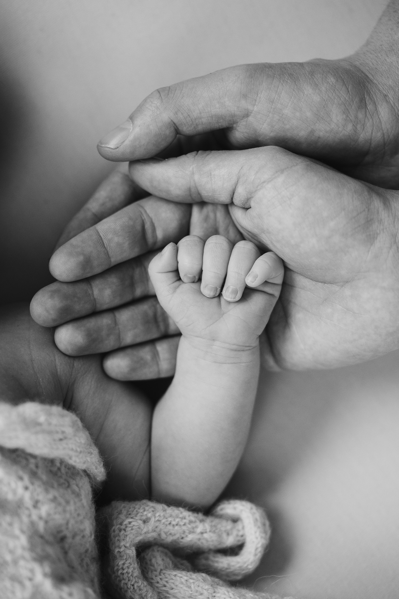 Details van handjes pasgeboren baby