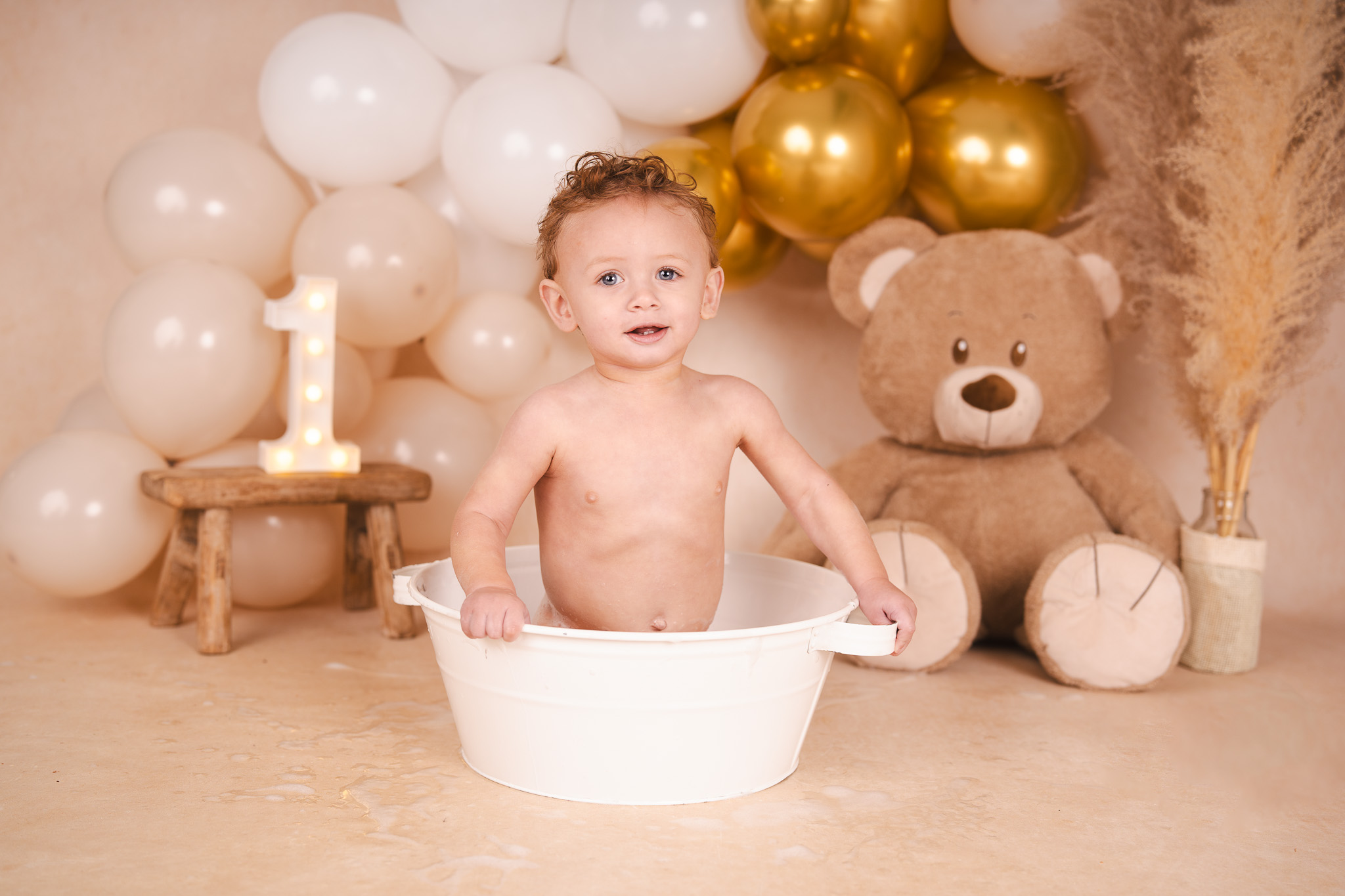 Baby in tuinbroek die zijn eerste verjaardag viert