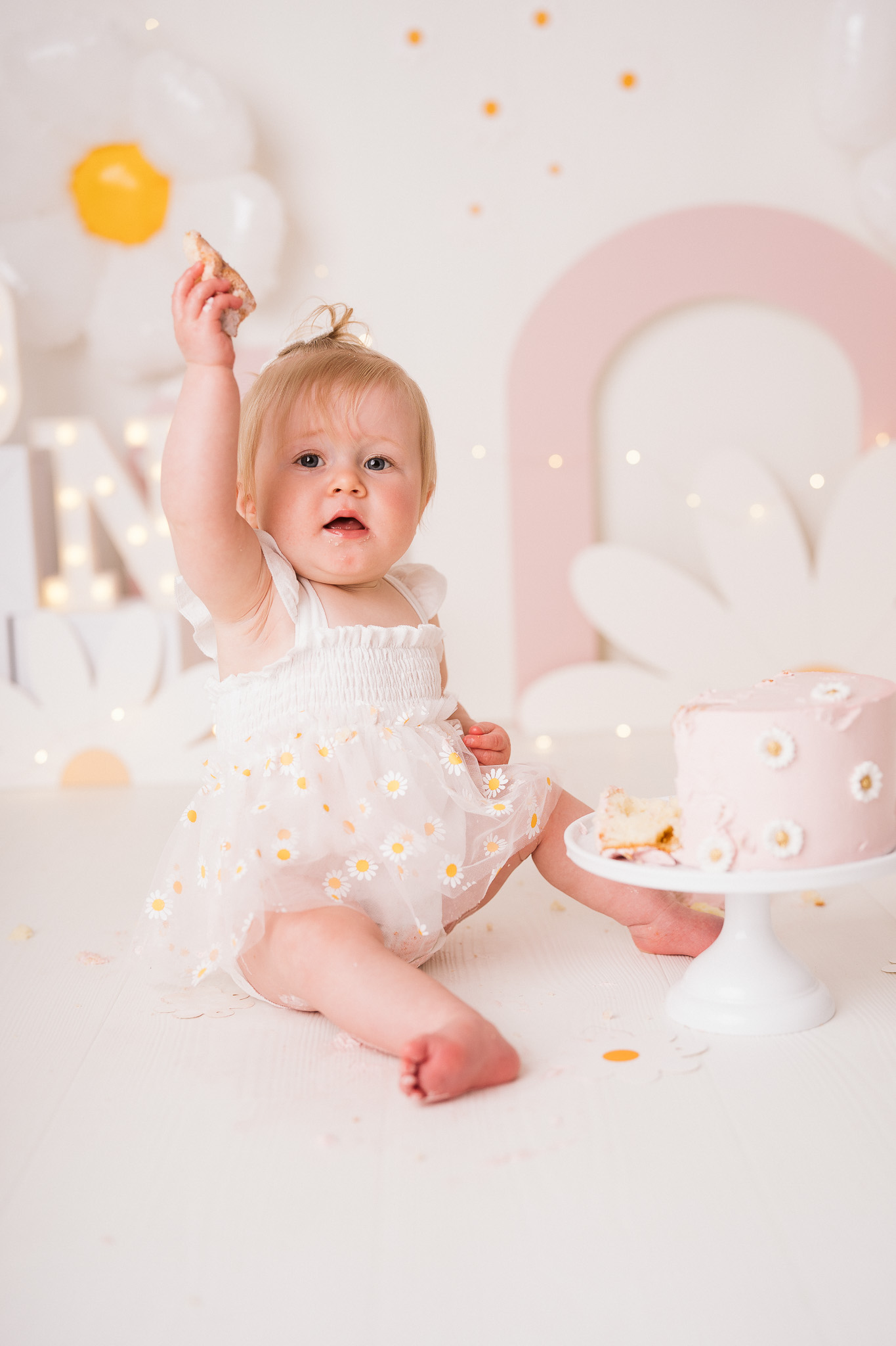 Baby in mooie jurk die haar eerste verjaardag viert in Goes