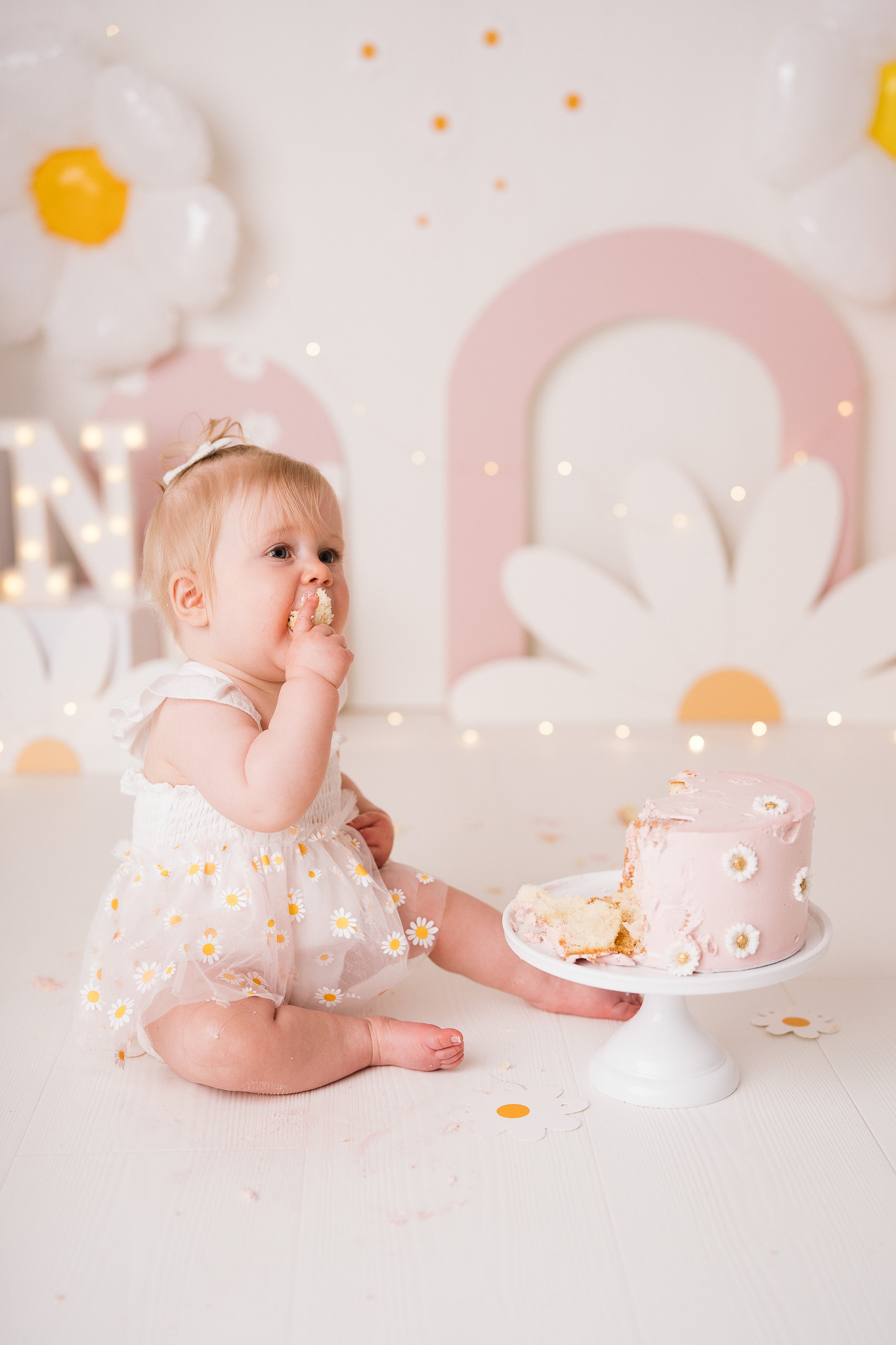 Baby in mooie jurk die haar eerste verjaardag viert