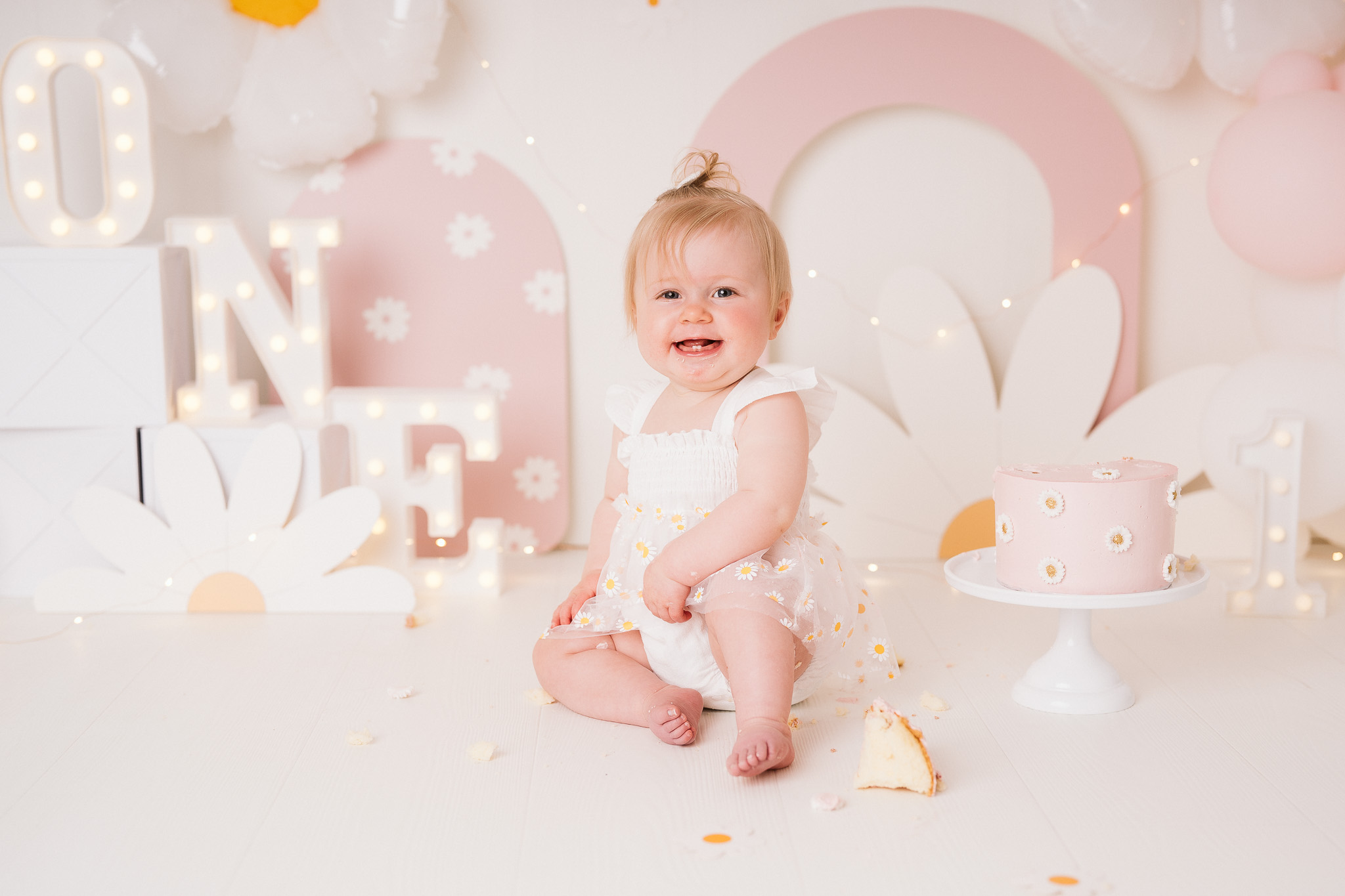 Baby in mooie jurk die haar eerste verjaardag viert in Middelburg