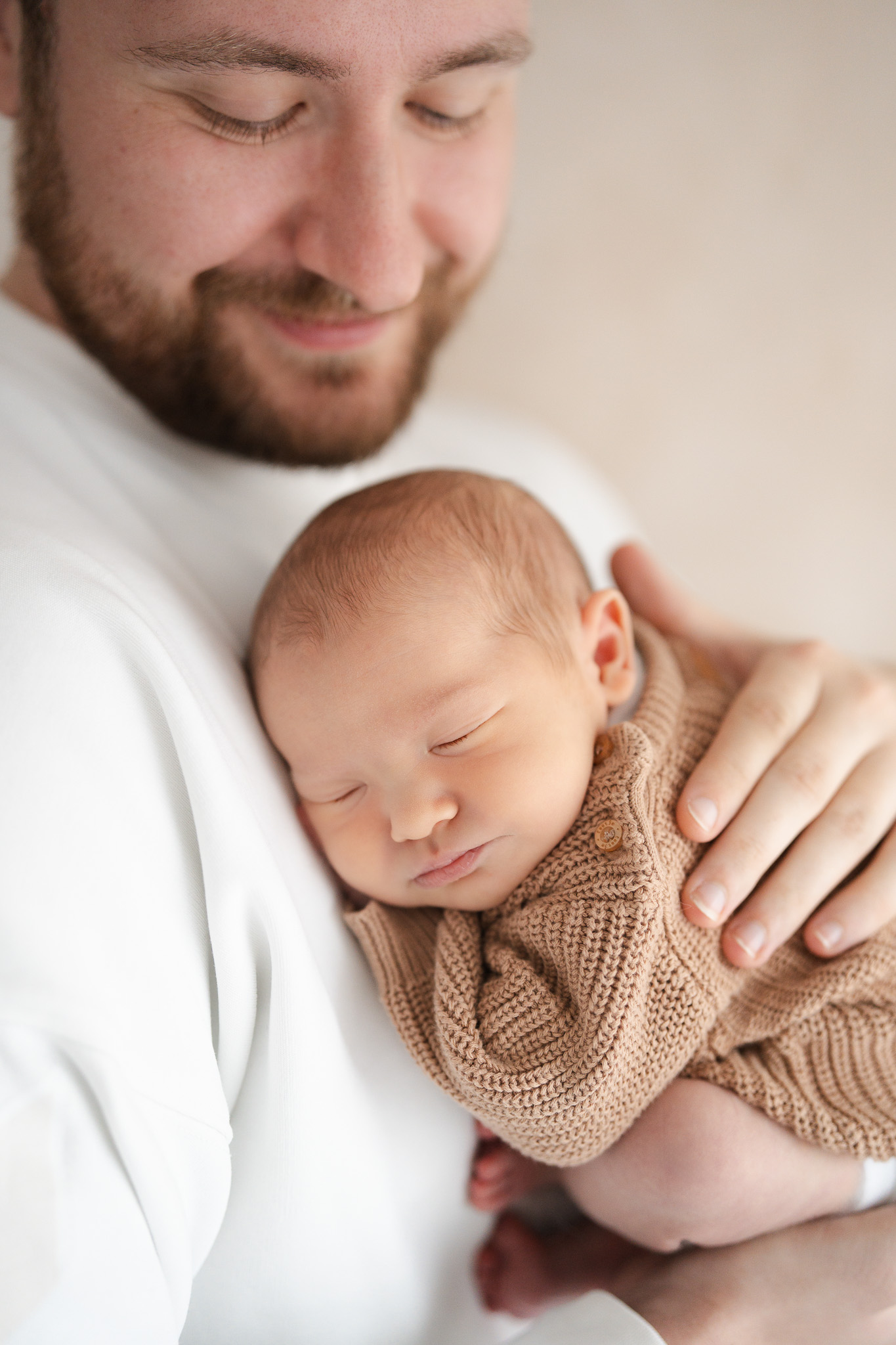 Een vader die zijn zoon vasthoudt