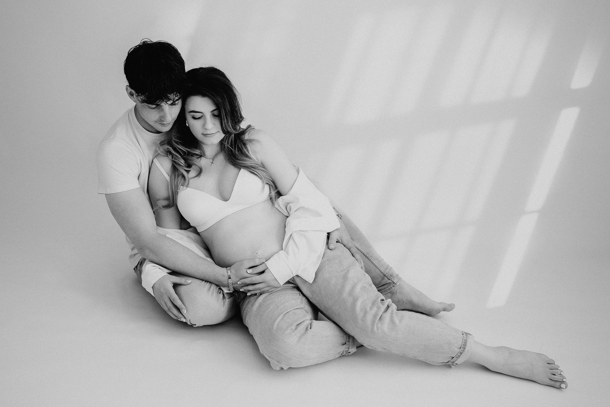 Zwangere vrouw poseert in mijn studio voor mooie foto's