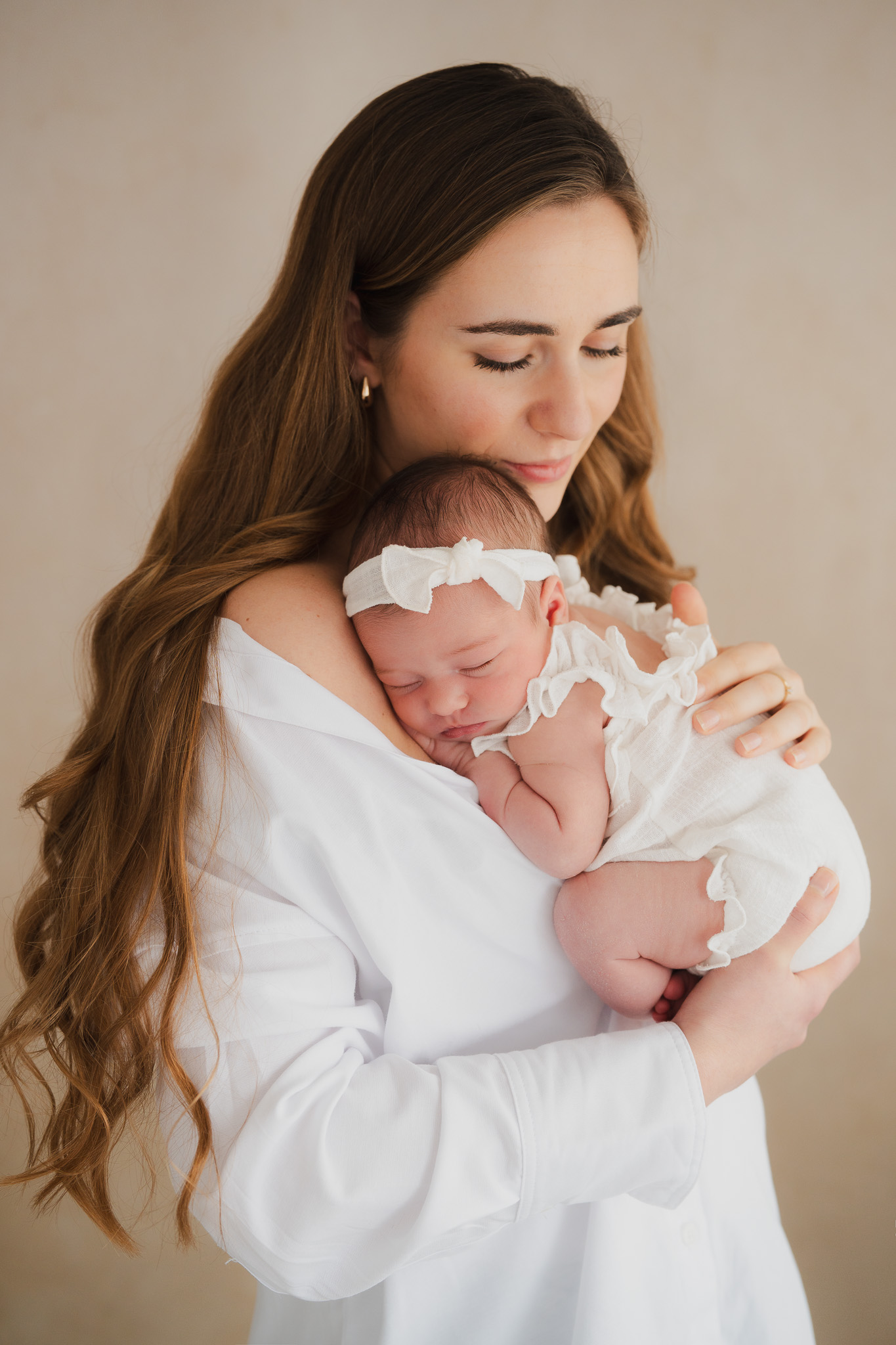 Moeder die haar baby vast houdt in de fotostudio in Goes